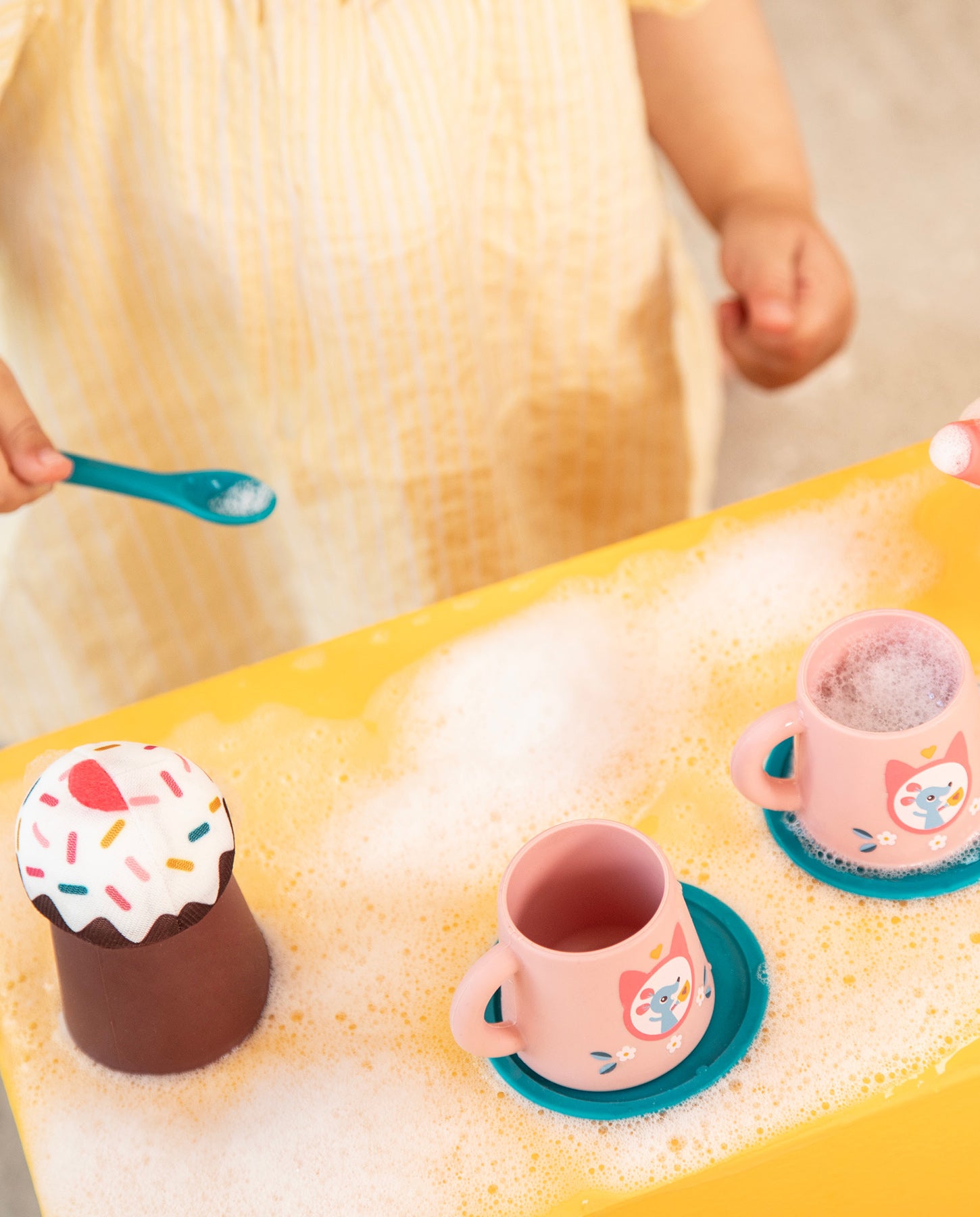 Jucarie pentru baie, Lilliputiens, Set de ceai, pisicuta Jeanne, 18 luni+