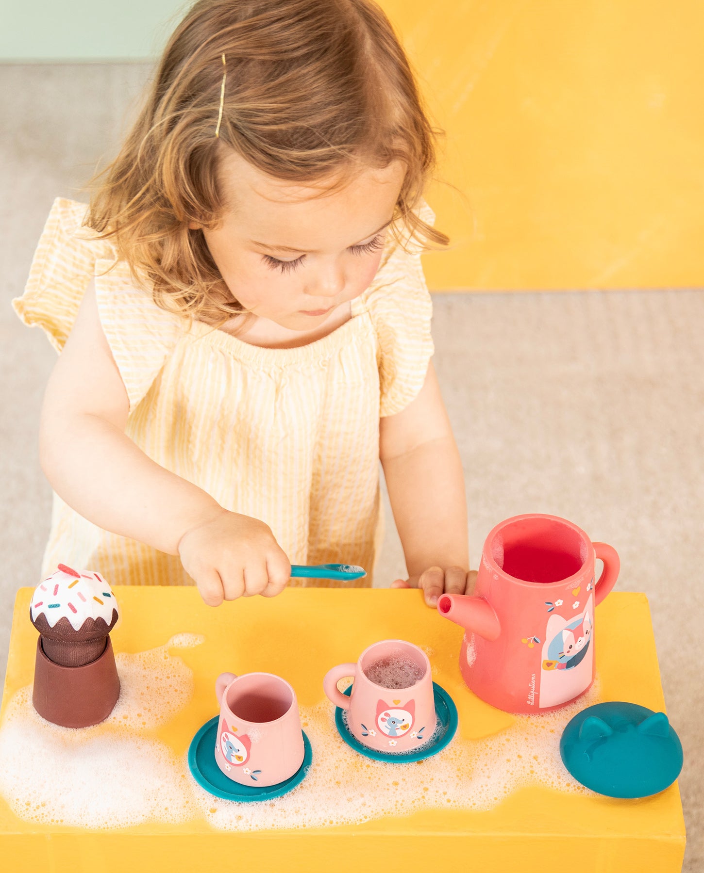 Jucarie pentru baie, Lilliputiens, Set de ceai, pisicuta Jeanne, 18 luni+