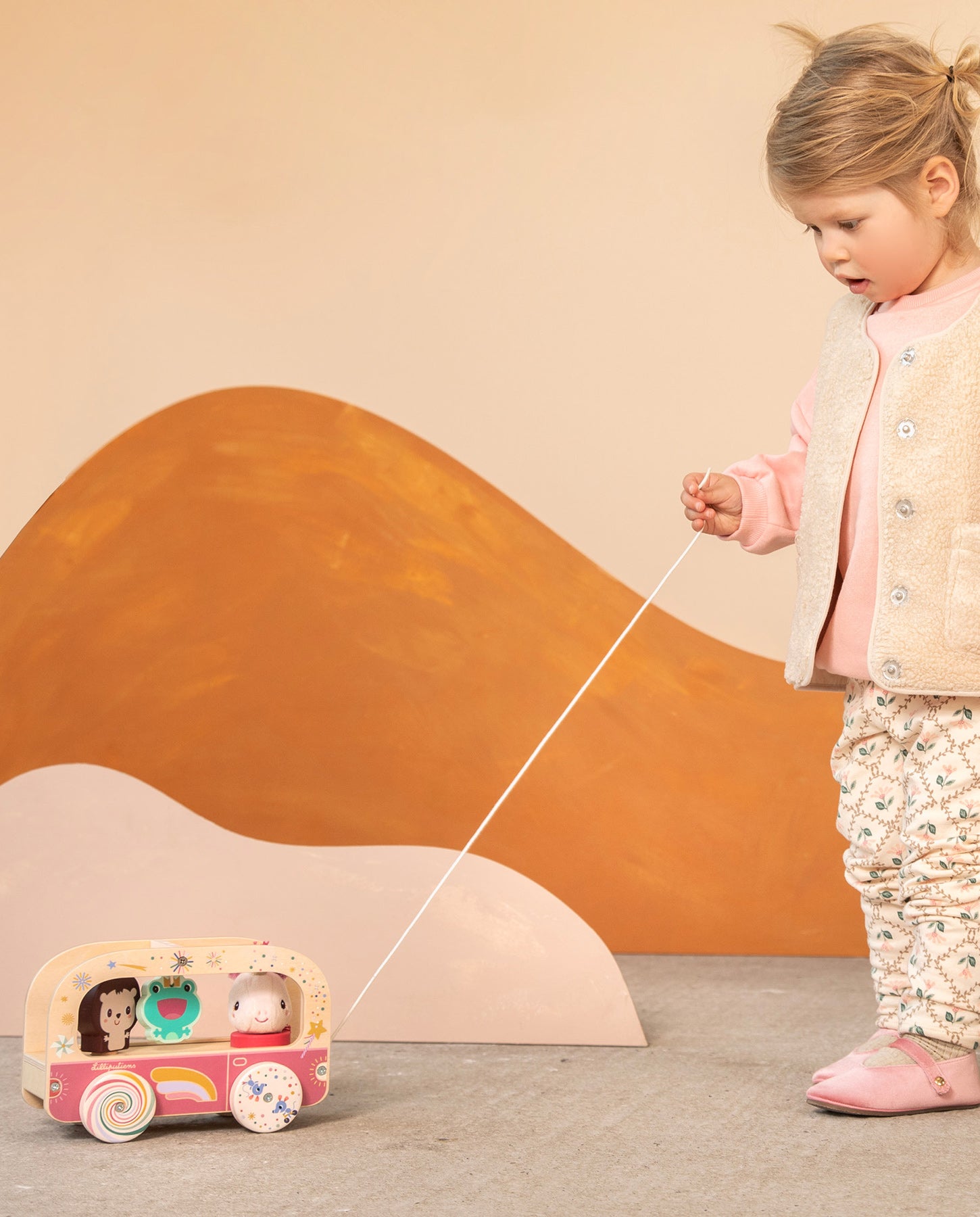 Jucarie de tras din lemn, Lilliputiens, Masina de pompieri, cu leul Jack, 3 ani+