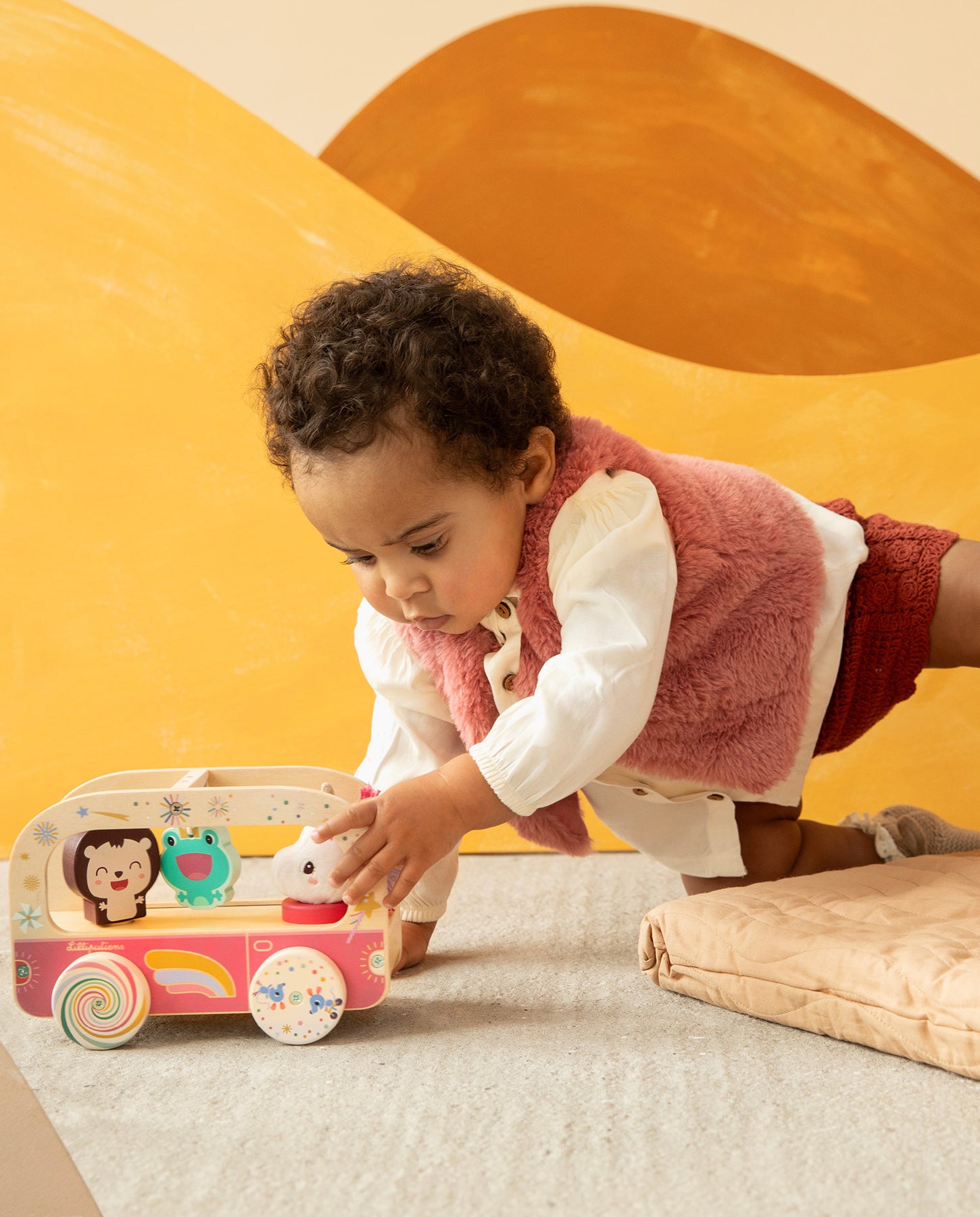 Jucarie de tras din lemn, Lilliputiens, Masina de pompieri, cu leul Jack, 3 ani+