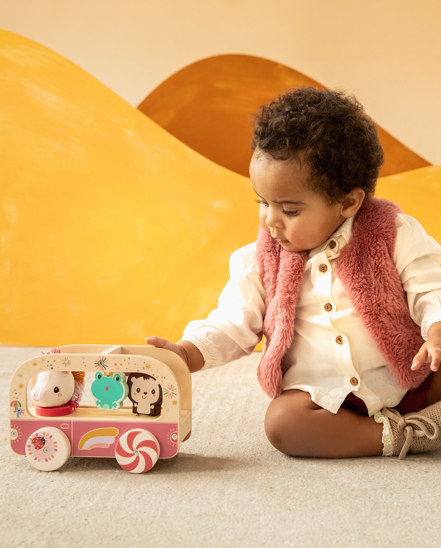 Jucarie de tras din lemn, Lilliputiens, Masina de pompieri, cu leul Jack, 3 ani+