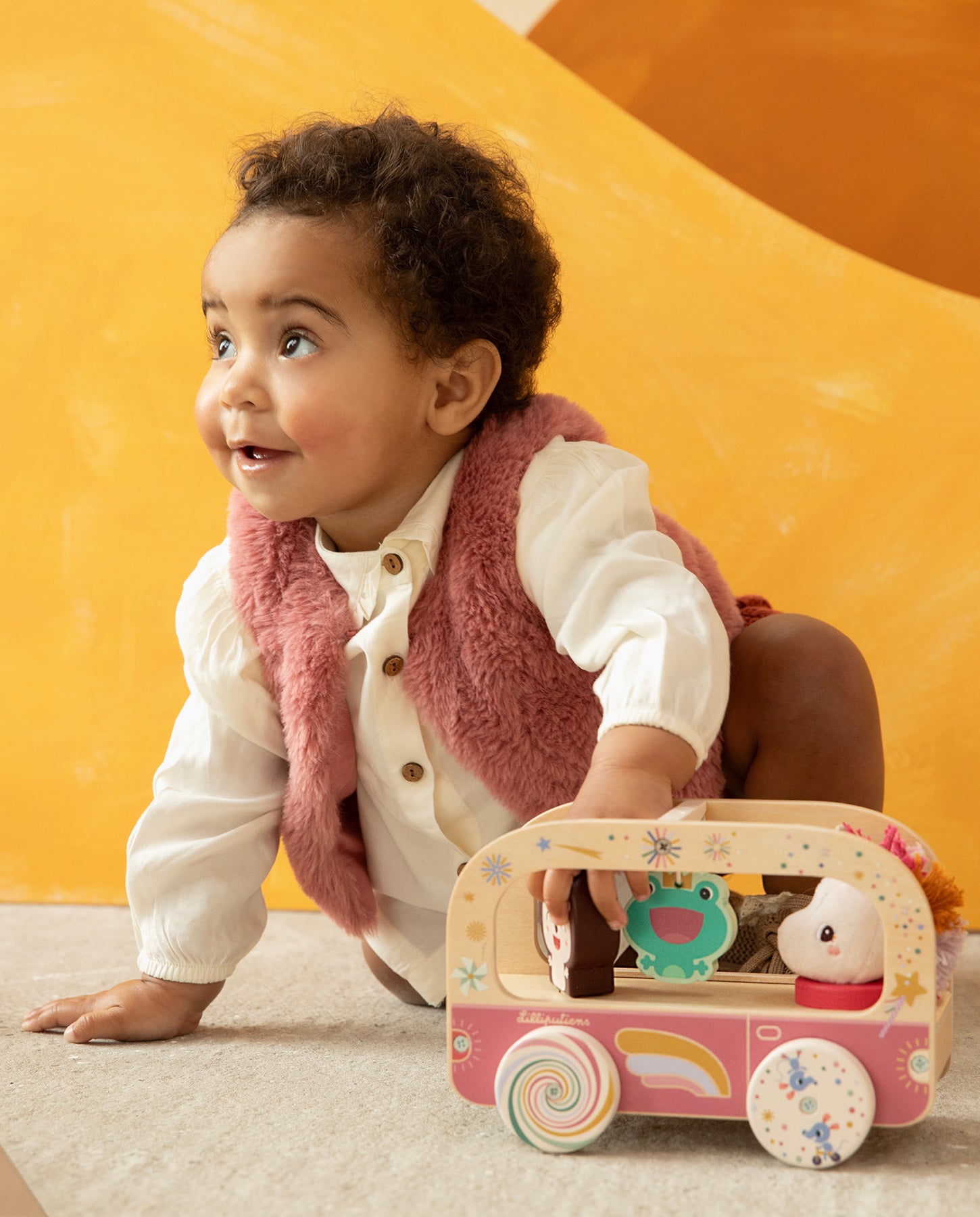 Jucarie de tras din lemn, Lilliputiens, Masina de pompieri, cu leul Jack, 3 ani+