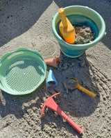 Jucarii de nisip, CompacToys, cu galeata pliabila, din bioplastic, verde, set 7 piese