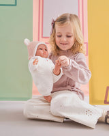 Papusa Llorens, Lara cu salopeta pufoasa alba, cu sunete, 38 cm