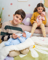 Papusa Llorens, Nico cu perinita pufoasa si biberon, 40 cm