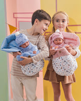 Papusa Llorens, Nico cu saculet de dormit albastru, 40 cm