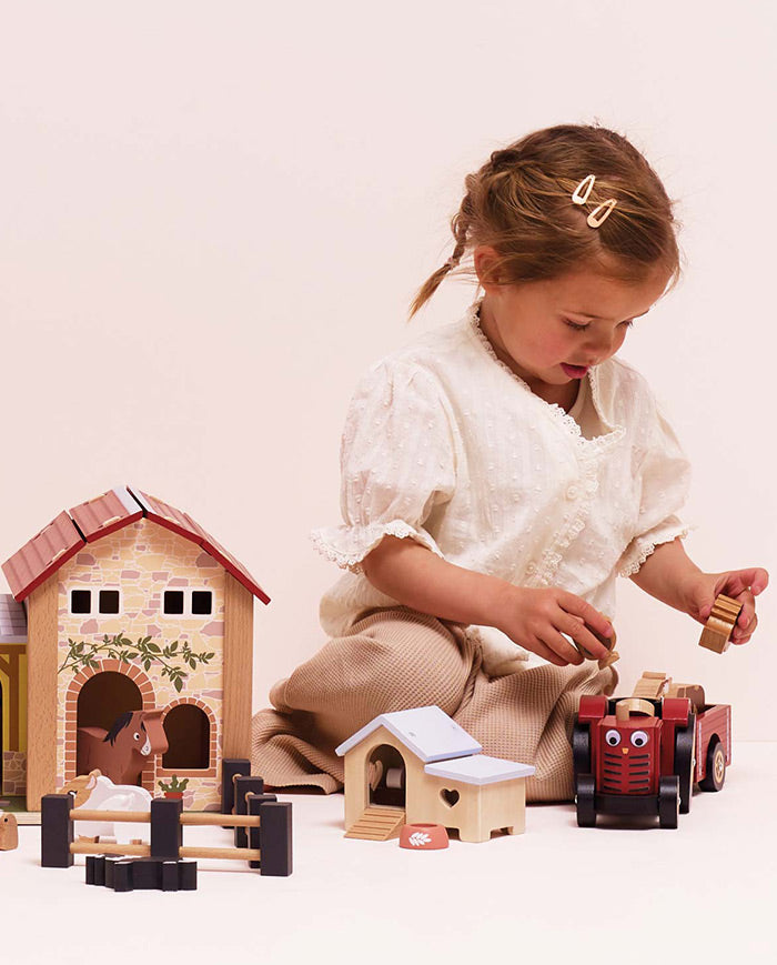 Tractor din lemn, Le Toy Van, rosu, 3 ani+